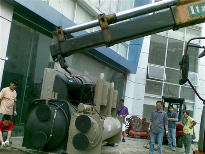 金乡县随车吊和汽车吊的核心区别是什么？哪种更省钱？